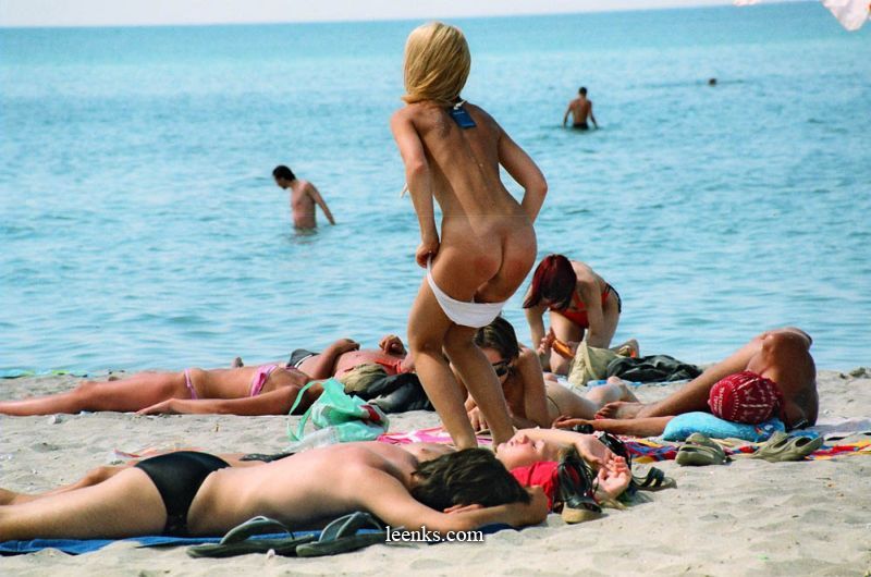 Пьяные голые девушки на пляже фото