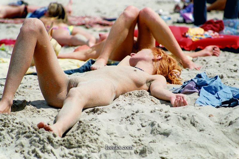 Любительское подглядывание за худой туристкой на нудистском пляже