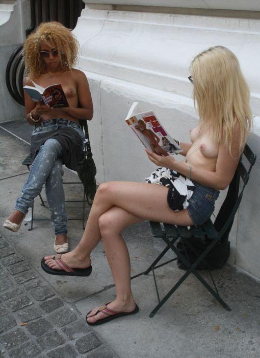 Girls Reading NAKED Leenks Com